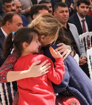 Gülben Ergen Instagram - Hey yıllar 👋 
Dolu dolu geçen yıllarım! 

Kazançlarım kayıplarımı ve hüzünlerimi döver ki, hala gülümseyebiliyorum😉

Tüm kalabalıklara rağmen alıştığım yalnızlığıma ve sırtımdan duasını eksik etmeyen herkese teşekkür ederim. 

İyi ki doğdum dememe saatler kala♥️

Yaz sezonun son konserini Bodrum’da vereceğim bu akşam🎵
Sonra üç delikanlıma kavuşmak için doğru İstanbul ✈️ 

#25Ağustos #İyiki