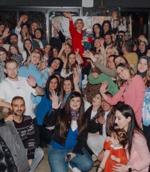 Gülben Ergen Instagram - Hey yıllar 👋 
Dolu dolu geçen yıllarım! 

Kazançlarım kayıplarımı ve hüzünlerimi döver ki, hala gülümseyebiliyorum😉

Tüm kalabalıklara rağmen alıştığım yalnızlığıma ve sırtımdan duasını eksik etmeyen herkese teşekkür ederim. 

İyi ki doğdum dememe saatler kala♥️

Yaz sezonun son konserini Bodrum’da vereceğim bu akşam🎵
Sonra üç delikanlıma kavuşmak için doğru İstanbul ✈️ 

#25Ağustos #İyiki