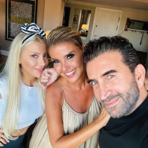 Gülben Ergen Instagram - Saat 05.40 ⏰ 
Bodrum’dan hiç uyumadan konserden döndüm ✈️ 
Sessizce çocuklar uyanmasın diye evin içine girdiğim andan beri hissettiklerimi kelimelerle anlatmam mümkün değil. 

“Atlas’ım ♾️ Ares’im♾️ Güney’im♾️” hiç uyumadan beni beklemişler. Hediyelerimi hazır etmişler 🎁 

Yatağımda 53 @cocuklargulsundiye Anaokulumuzdan 53 tane beyaz gül ve üzerlerinde
Rengarenk balonlar 🎈 
Ömrümde gördüğüm en anlamlı ve detaylı doğum günü pastam 🎂 

Gülşah’ım @gulsahsaracoglu nasıl detaylı bir hazırlıkla emek vermiş♥️

Nihat’ım @nihatodabasiofficial ♥️
Gökhan’ım @gokhanatici ♥️
Ahmet’im @yurekliahmet_ ♥️
Can’ım @canuyanofficial ♥️
Gönül’üm @gonulguvenir ♥️

Çok mutluyum
Çok şaşkınım
Çok gururluyum… 

#iyiki ♥️🎂