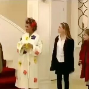 Gülben Ergen Instagram - Dev Çınarım Kenan Işık… 
Dadı’da iki yılımız geçti. 
Bir gün birbirimize sesimiz yükselmedi, bir gün bir insanı kırdığını görmedim.

Nice günler, geceler, uzun saatler, provalar, bayramları sette birlikte yaşadık. 
Öyle saygın, öyle donanımlı, öyle dolu ve değerli bir kişiliği vardı ki…

Onsuz geçen on koca yılı hep gözlerini açar mı, sesini duyar mıyız umuduyla yaşadım.
Değerli evlatları, değerli eşi ve tüm sevenlerine sabırlar diliyorum. 

Ömer Bey’im 
Kenan Bey’im
Ustam
Hocam
Yol arkadaşım mekanın cennet olsun. 
Gittiğin yerde buluşmak, kavuşmak, orada tekrar gülmek üzere…

Seni güldürebilmeyi ağır bir acıyla daha fazla özleyeceğim.
Seni ve iş terbiyeni, nezaketini, prensiplerini örnek almaya devam edeceğim. 

Gülben 
Melek Dadı

#KenanIşık
#ÖmerBey
#Dadı