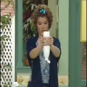 Gülben Ergen Instagram - Dev Çınarım Kenan Işık… 
Dadı’da iki yılımız geçti. 
Bir gün birbirimize sesimiz yükselmedi, bir gün bir insanı kırdığını görmedim.

Nice günler, geceler, uzun saatler, provalar, bayramları sette birlikte yaşadık. 
Öyle saygın, öyle donanımlı, öyle dolu ve değerli bir kişiliği vardı ki…

Onsuz geçen on koca yılı hep gözlerini açar mı, sesini duyar mıyız umuduyla yaşadım.
Değerli evlatları, değerli eşi ve tüm sevenlerine sabırlar diliyorum. 

Ömer Bey’im 
Kenan Bey’im
Ustam
Hocam
Yol arkadaşım mekanın cennet olsun. 
Gittiğin yerde buluşmak, kavuşmak, orada tekrar gülmek üzere…

Seni güldürebilmeyi ağır bir acıyla daha fazla özleyeceğim.
Seni ve iş terbiyeni, nezaketini, prensiplerini örnek almaya devam edeceğim. 

Gülben 
Melek Dadı

#KenanIşık
#ÖmerBey
#Dadı