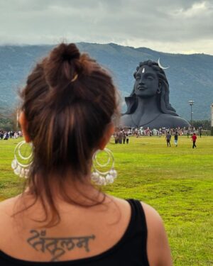 Gulki Joshi Instagram - In all its twists and turns, lessons and laughter, i keep coming back to gratitude 🙏🏼 

#mahadev #adiyogi #coimbatore #sadhguru #ishatemple #blessed #peace #gratitude