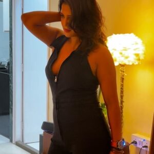 Gulki Joshi Instagram - Ofcourse the last one is my favourite 🤪😑 
Thanks @suveeraandswetesh for the clicks, as always 🩷

#goodmorning #photodump #black #gulki