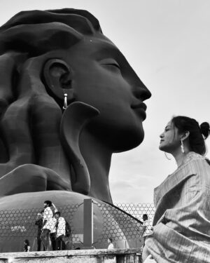 Gulki Joshi Instagram - In all its twists and turns, lessons and laughter, i keep coming back to gratitude 🙏🏼 

#mahadev #adiyogi #coimbatore #sadhguru #ishatemple #blessed #peace #gratitude