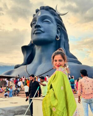 Gulki Joshi Instagram - In all its twists and turns, lessons and laughter, i keep coming back to gratitude 🙏🏼 

#mahadev #adiyogi #coimbatore #sadhguru #ishatemple #blessed #peace #gratitude