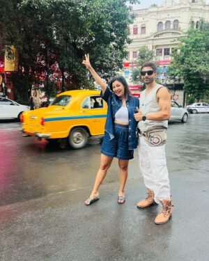 Gurmeet Choudhary Instagram - আমাদের প্রিয় শহর কলকাতার উষ্ণ অভ্যর্থনা উপভোগ করছি।
Kolkata ❤️❤️
#kolkata