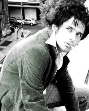 Gustavo Egelhaaf Instagram - Estas fotos son un DUMP #throwback de fotos que me hizo mi hermano @ivanaguirrefotografo hace muchos años! 
Es un amigo al que quiero mucho y del que estoy muy cabrón orgulloso de verlo lograr sus sueños (literal uno de los mejores fotógrafos de moda de la historia de este país)… Y como acabamos de volver a hacer fotos juntos después de MUCHO tiempo y se vienen nuevas fotos, aquí dejo un recuerdo de sesiones que hicimos juntos a lo largo de los años. ¡Te quiero amigo! 💙