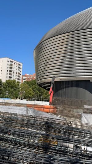 Gustavo Hofman Instagram - Estive nesta sexta-feira no Santiago Bernabéu para alguns links na ESPN e aproveitei para gravar imagens das obras no estádio. Internamente, o Bernabéu está quase pronto, mas nos arredores ainda há muito por fazer. 

O Real Madrid joga em casa apenas no outro domingo, 25 de agosto, contra o Valladolid. Até lá, certamente, parte desse canteiro de obras será reduzido.

Em dias de jogos, todo material é recolhido, as cercas são retiradas e a calçada liberada para a circulação da torcida.

#realmadrid #santiagobernabeu #madrid
