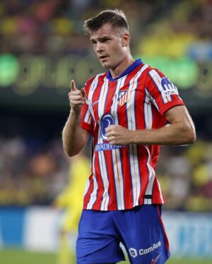 Gustavo Hofman Instagram - Fechando a primeira rodada de LaLiga, Villarreal e Atlético de Madrid fizeram um jogo de alto nível. Apesar de jogar em casa e não vencer, o Submarino Amarelo deixou ótimas impressões no empate em 2 a 2. Abre a temporada 2024-25 como candidato a vagas continentais.

Já o Atleti, que contou com as estreias de Robin Le Normand (90 minutos), Alexander Sørloth (com gol) e Julián Alvarez (segundo tempo), assim como na temporada passada, demonstrou problemas defensivos.

Mais um zagueiro ainda deve ser contratado, e Diego Simeone sabe que precisa recuperar a estabilidade na defesa - ponto forte no passado -  para confirmar as expectativas de voltar a ser candidato a título.

#atleti #madrid #laliga