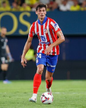 Gustavo Hofman Instagram - Fechando a primeira rodada de LaLiga, Villarreal e Atlético de Madrid fizeram um jogo de alto nível. Apesar de jogar em casa e não vencer, o Submarino Amarelo deixou ótimas impressões no empate em 2 a 2. Abre a temporada 2024-25 como candidato a vagas continentais.

Já o Atleti, que contou com as estreias de Robin Le Normand (90 minutos), Alexander Sørloth (com gol) e Julián Alvarez (segundo tempo), assim como na temporada passada, demonstrou problemas defensivos.

Mais um zagueiro ainda deve ser contratado, e Diego Simeone sabe que precisa recuperar a estabilidade na defesa - ponto forte no passado -  para confirmar as expectativas de voltar a ser candidato a título.

#atleti #madrid #laliga