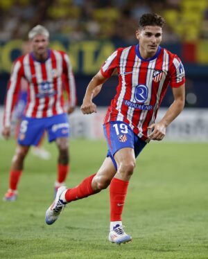 Gustavo Hofman Instagram - Fechando a primeira rodada de LaLiga, Villarreal e Atlético de Madrid fizeram um jogo de alto nível. Apesar de jogar em casa e não vencer, o Submarino Amarelo deixou ótimas impressões no empate em 2 a 2. Abre a temporada 2024-25 como candidato a vagas continentais.

Já o Atleti, que contou com as estreias de Robin Le Normand (90 minutos), Alexander Sørloth (com gol) e Julián Alvarez (segundo tempo), assim como na temporada passada, demonstrou problemas defensivos.

Mais um zagueiro ainda deve ser contratado, e Diego Simeone sabe que precisa recuperar a estabilidade na defesa - ponto forte no passado -  para confirmar as expectativas de voltar a ser candidato a título.

#atleti #madrid #laliga