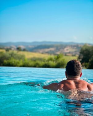 Gustavo Naspolini Instagram - A sunset in the pool in the beautiful countryside of Tuscany, Italy. Those were some awesome days. I wanna go back 💛  #travel #love