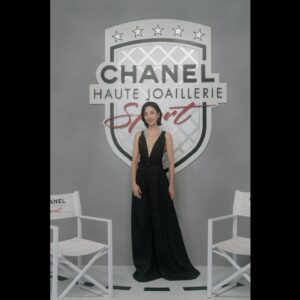 Gwei Lun-mei Instagram - 相信20年，30年或是更久的以後，人們還是會驚艷於香奈兒Haute Joaillerie《Sport》系列。

結合異材質，運動元素，珍稀彩寶與鑽飾的系列。
玩轉於速度與線條，高雅和實用機能之間的作品。

此系列充分詮釋香奈兒女士對於自由與律動的嚮往，和走出自己那一條路的膽識。
.
.
很榮幸與香奈兒腕錶暨高級珠寶總裁Frédéric Grangié在台北相聚。

這是我擁有過最感動，最溫暖的颱風夜。
謝謝Chanel Taiwan。
👏👏👏❤️❤️❤️🎉🎉🎉

@chanelofficial
#CHANELHauteJoaillerieSport 
#CHANELHighJewelry