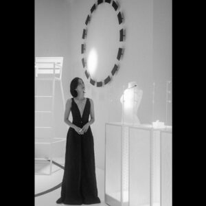 Gwei Lun-mei Instagram - 相信20年，30年或是更久的以後，人們還是會驚艷於香奈兒Haute Joaillerie《Sport》系列。

結合異材質，運動元素，珍稀彩寶與鑽飾的系列。
玩轉於速度與線條，高雅和實用機能之間的作品。

此系列充分詮釋香奈兒女士對於自由與律動的嚮往，和走出自己那一條路的膽識。
.
.
很榮幸與香奈兒腕錶暨高級珠寶總裁Frédéric Grangié在台北相聚。

這是我擁有過最感動，最溫暖的颱風夜。
謝謝Chanel Taiwan。
👏👏👏❤️❤️❤️🎉🎉🎉

@chanelofficial
#CHANELHauteJoaillerieSport 
#CHANELHighJewelry