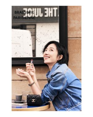 Gwei Lun-mei Instagram - 輕啓朱唇，
吻你，
ㄧ吋肌膚，
欲拒還迎。
留下，
ㄧ抹緋紅，
朝思暮想。

粉是純真無敵，
烙印夏日烈戀的橙。
棕偽裝沈穩，
猜不透紫梅色的她。
.

色彩是充滿力量的盟友，具有說服力的武器。
「覺得悲傷難過的時候，就擦上唇膏，主動出擊。」
——嘉柏麗·香奈兒

抬頭看康朋街31號寓所，遙想香奈兒女士沿著迴旋鏡梯而上，那一刻起開展的故事，創造了31 Le Rouge ！

#31LEROUGE
#CHANELMAKEUP
@CHANEL.BEAUTY