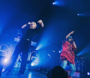 HAN-KUN Instagram - HEAD SHOT

SKY-HI Tour Final
お邪魔しました

愛に溢れた
素晴らしいステージでした

アーティストとして
プロデューサーとして
会社のボスとして
"創る" 力が本当に凄いよね

未来を創り続ける姿に
皆んな魅せられんだろうね

呼んでくれてありがとう！

またやろう！

FLYERSの皆んなも
いつも優しく迎えてくれて
ありがとう！　

#skyhi #flyers #headshot #hankun 

Big up
@skyhidaka & @skyhi_staff