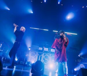 HAN-KUN Instagram - HEAD SHOT

SKY-HI Tour Final
お邪魔しました

愛に溢れた
素晴らしいステージでした

アーティストとして
プロデューサーとして
会社のボスとして
"創る" 力が本当に凄いよね

未来を創り続ける姿に
皆んな魅せられんだろうね

呼んでくれてありがとう！

またやろう！

FLYERSの皆んなも
いつも優しく迎えてくれて
ありがとう！　

#skyhi #flyers #headshot #hankun 

Big up
@skyhidaka & @skyhi_staff