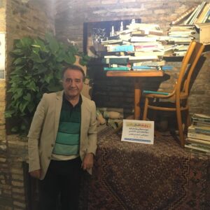 Habib Esmaili Instagram - انبوهي أزكتب مختلف روي ميز ومتاسفانه صندلي خالي از خواننده وعلاقمند مطالعه.  طرح وچيدمان بسيار زيبايي در زيرزمين وسرداب بازسازي شده منزل ابريشمي درشهر تاريخي يزد كه توسط هنرمندان باهمت اقاي صالحيه تبديل بمركز فرهنگي وتفريحي ديدني شده است. ايكاش فقط روزي ٥ درصد از زماني كه صرف موبايل وشبكه هاي مجازي ميشد را اختصاص دهيم بخواندن كتاب ومطالعه. ممنون
