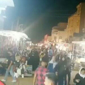 Habib Esmaili Instagram - بازارکیان اهواز ساعت ۲ نیمه شب ۲۷ اردیبهشت. خوزستان چند روز متوالی رکورددار کروناست. رعایت نکات بهداشتی ازشیوع ویروس کرونا جلوگیری می‌کند وبا سهل انگاری وبی توجهی به آن ، ازدحام وترددغیرضروری، جان عزیزمان درخطر می‌باشد. با ریشه کن شدن ویروس کرونا ، سلامتی، شادی و‌آسایش مردم‌ مهربانمان را آرزومندم