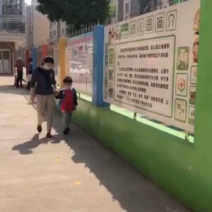 Habib Esmaili Instagram - شیوع ویروس کرونا این مهمان ناخواسته ومخرب خسارات وصدمات‌ جانی ومالی زیادی بهمراه داشت. ازدست دادن عزیزان، بیکاری، تورم، استرس، و. و. چاره ای نداریم جز اینکه با زندگی کرونایی هماهنگ شویم (بارعایت نکات بهداشتی) ومانند همیشه همیار ویاور یکدیگر باشیم تا این ویروس ریشه کن شود ، سلامتی وشادی بجامعه بازگردد‌‌