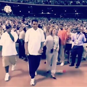 Habib Esmaili Instagram - محمد علی کلی گفت : یک زمانی حریف را ظرف ده ثانیه ناک اوت میکردم. الان قدرت بلندکردن مشعل المپیک رو هم ندارم.
هیچ چیز پایدار نیست. نه قدرت، نه ثروت، نه ریاست.
فقط انسانیت، دوستی، محبت و... کمک کردن به دیگران جاودانست.