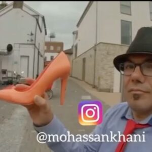 Habib Esmaili Instagram - اهالی سینمای ایران در دهه های گذشته علی۲۰۰۰ یا علی واکسی را خوب میشناسن جوانی که عاشق کارش بود و علاقه زیاد به سینما و دست اندرکاران پاتوق او بیشتر دفاتر سینمایی بود و با ابتکار وساخت جعبه واکسهای متفاوت و وسیله نقلیه شبیه کفش درسطح شهر شناخته شده بود ، چند سالی ست که به خارج از کشور رفته و هنوز به همان کار سابق مشغول است البته با ساخت وسیله نقلیه جذاب ، برای محمدعلی حسنخانی ( علی واکسیما) ودیگر جوانان عزیز وطنمان آرزوی سلامتی وموفقیت دارم 🌹🌹🌹 خاطرات او شنیدنی ست