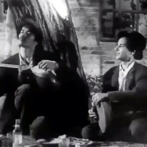 Habib Esmaili Instagram - فکرباطل نکنیم سینما باحضور بزرگان عرصه های مختلف و عاشقان جوان  واهالی هنر ازبین رفتنی نیست بلکه درزمانهای مختلف وشرایط گوناگون به تکامل می‌رسد ، هر روز بروز تر وکار آمد تر می‌شود ونیاز به حمایت مسئولان  دارد.  متولیان فرهنگی که تغییر می‌کنند درمواقعی میخواهندسینما را از نو بنویسند درحالیکه باید خودی وناخودی نکرده ، باهنرمندان تعامل داشته وتکمیل کننده یکدیگر باشند روز ۲۱ شهریور روز ملی سینما گرامی باد ، سکانس زیبایی از فیلم آقای هالو ساخته کارگردان ارزشمند داریوش مهرجویی با بازی درخشان شادروان استاد عزت الله انتظامی و اسطوره بازیگری استاد علی نصیریان.  بامید ریشه کن شدن ویروس منحوس کرونا و رونق مجدد سینما ودیگر هنرها و محو فقر وبیکاری 🌸🌸🌸🌸🌸#خانه_سینما #علی_نصیریان #خانه_تئاتر #انجمن_بازیگران_خانه_تئاتر #مجید_انتظامی #عزت_الله_انتظامی #داریوش_مهرجویی #انجمن_هنرمندان