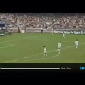 Habib Esmaili Instagram - شاید این تصویر رو خیلی ها ندیده باشند یا خیلی ها هم دیدن اما یادشون رفته. 

در رقابت های چهارجانبه "هنگ کنک" در سال *2003* تیم ملی فوتبال ایران در مقابل تیم ملی *دانمارک* قرار گرفت. در اواخر نیمه ی اول بازی *"نیکبخت واحدی"* با شنیدن صدای سوت که از سمت تماشاگرها بود، با تصور اینکه بازی پایان یافته است، توپ را داخل محوطه ۱۸ قدم با دست بر می دارد تا به داور بدهد. 

اما داور با دیدن این صحنه، 
به سمت دروازه تیم ایران می آید و نقطه ی پنالتی را نشان می دهد. 🥅

کاپیتان تیم ملی دانمارک "مورتن ویگهورست" که متوجه حرکت غیر عمد نیکبخت می‌شود،  به سمت سرمربی تیم ملی دانمارک "مورتن پر اولسن" می رود 
و با مشورت با او تصمیم می گیرد که ضربه ی پنالتی را به بیرون بزند. 

بعد از این از خود گذشتگی، 
مورد تشویق تماشاگرها و تیم بازیکنان تیم ملی ایران قرار می گیرد. 

این بازی با نتیجه ۱ بر ۰ به سود ایران با تک گل *"جوادنکونام"* از روی نقطه ی پنالتی در نیمه دوم بازی به پایان می رسد. *انسانیت؛ مذهب و دین و نژاد نمی شناسد*