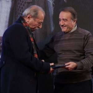 Habib Esmaili Instagram - زادروزتان مبارک استاد وهنرمندعزیزجناب آقای  علی نصیریان ، اسطوره بازیگری واخلاق ، با آرزوی سلامتی 🌸🌸🌸🌸عکس: تجلیل از استاد نصیریان در جشن  منتقدان ونویسندگان #علی_نصیریان #بازیگر #انجمن_هنرمندان ##actor #bestactor