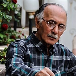 Habib Esmaili Instagram - جمعه تلخ وسیاه به وسیله ویروس منحوس کرونا بار دیگر یکی از ارزشمندترین هنرمندان ، پرویز پورحسینی عزیز را ازماگرفت. سالها بازی درخشان اورا میدیدم واشنایی وهمکاریمان بافیلم گنج آغاز شد از قدرت بازیگری وبخصوص اخلاق ومنش حرفه ای او لذت می بردم وفراموش نخواهم کرد بعد ازان فیلم طلسم وبازی بیادماندنی او  و تله تئاتر قطارارواح ، متاسفم که این روزها بهترین عزیزانمان راازدست میدهیم. افسوس وهزاران افسوس تسلیت به خانواده محترم پورحسینی مهربان ، همکاران گرامی جامعه هنری ومردم عزیز ، روحشان شاد ویادشان گرامی باد#پرویزپورحسینی #انجمن_بازیگران_خانه_تئاتر #خانه_سینما #خانه_تئاتر