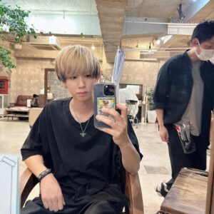 Hajime Shacho Instagram - 毛先だけ黒入れました！
せっかくの金髪はキープ
竹内さんありがとうございました！