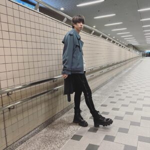 Hajime Shacho Instagram - 前から見ると普通だけど
後ろから見るとロングコート😎

@prada 
@kolorofficial