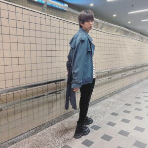 Hajime Shacho Instagram - 前から見ると普通だけど
後ろから見るとロングコート😎

@prada 
@kolorofficial