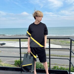Hajime Shacho Instagram - 統一イエローライン⚡️
お家の屋上は景色が良いけど風が強過ぎる🌪

#fendi