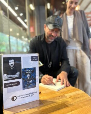 Hakan Bilgin Instagram - Bugün imza gününe gelen herkese binlerce teşekkürler 🙏 @elmayayinevi ne de katkılarından ,  @penguen.kitabevi göztepe şubesine ev sahibi olarak ayrıca teşekkürler 🙏 kitabımla bana ulaşan , hayatları güzelleşen herkes de benim hayatımı güzelleştirdi, sevgiyle kalın ne olur🙏