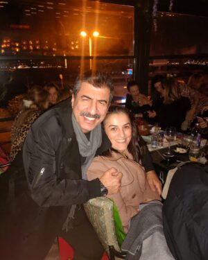 Hakan Bilgin Instagram - @toçev ailemle yılbaşı buluşması, yine genç, yine eğlenceli, yine güzeliz , nice senelere mutlu vakfımız.