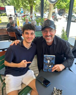 Hakan Bilgin Instagram - Bugün imza gününe gelen herkese binlerce teşekkürler 🙏 @elmayayinevi ne de katkılarından ,  @penguen.kitabevi göztepe şubesine ev sahibi olarak ayrıca teşekkürler 🙏 kitabımla bana ulaşan , hayatları güzelleşen herkes de benim hayatımı güzelleştirdi, sevgiyle kalın ne olur🙏