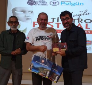 Hakan Bilgin Instagram - Bugün Muğla da @tissadmugla ‘nın düzenlediği, @muglatiyatrofestivali ‘nde çok keyifli saatler geçirdik. Muhteşem misafirperverliklerinden ötürü teşekkür eder, emeği geçenlere sevgiler. @hayalhane2oyunculari @mentesebelediyesi
