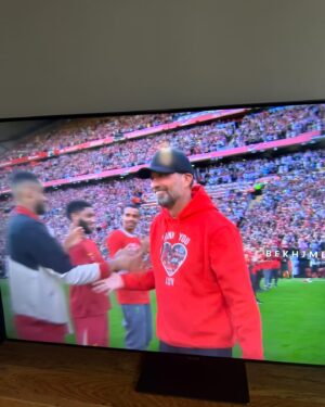 Hakan Bilgin Instagram - Jürgen Klopp dönemi bitti Liverpool da. Bende kaydı “güleryüzlü hoca” idi. Takım ne yaşarsa yaşasın hep güldü hep sarıldı takımına, bizim hocalar gibi , futbolun heyacanına sığınıp bağırıp çağırmadı, rakip takımı aşağılamadı, hakemler hakkında konuşmadı, hep çalıştı ve gülümsedi, bu sene şampiyon da olamadı ama binlerce insan alkışlarla yolcu ediyor onu, ağlayarak. Futbol çok güzel bir spor ama böyle hocalarla… örnek almamız gereken kavga eden , oyuncusunu tokatlayan değil, onun saygısını kazabilen hocalar olmalı değil mi? İstek , tutku mutlaka şiddetle mi bezenmeli , öyle olunca daha mı etkili oluyor ? Sanmıyorum aksinin ispatı , “ gülümseyen hoca” Jürgen Klopp da saklı, saygıyla🙏