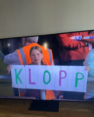 Hakan Bilgin Instagram - Jürgen Klopp dönemi bitti Liverpool da. Bende kaydı “güleryüzlü hoca” idi. Takım ne yaşarsa yaşasın hep güldü hep sarıldı takımına, bizim hocalar gibi , futbolun heyacanına sığınıp bağırıp çağırmadı, rakip takımı aşağılamadı, hakemler hakkında konuşmadı, hep çalıştı ve gülümsedi, bu sene şampiyon da olamadı ama binlerce insan alkışlarla yolcu ediyor onu, ağlayarak. Futbol çok güzel bir spor ama böyle hocalarla… örnek almamız gereken kavga eden , oyuncusunu tokatlayan değil, onun saygısını kazabilen hocalar olmalı değil mi? İstek , tutku mutlaka şiddetle mi bezenmeli , öyle olunca daha mı etkili oluyor ? Sanmıyorum aksinin ispatı , “ gülümseyen hoca” Jürgen Klopp da saklı, saygıyla🙏