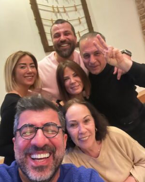 Hakan Bilgin Instagram - Bazen kan bağın olmasada kardeşim dersin , abiliğin hakkını verirsin…derdi ile dertlenir, üzülür , çözüm bulmaya çalışırsın , kızarsın , kalbin sıkışır , anlatamazsın , kavga edersin, istemezsin insanlar onu yanlış anlamasın diye konuşursun konuşursun konuşursun , yılmazsın….tam 6 sene olmuş , neler yaşadık neler, film olsa abartıyosun derler ,sonu güzel olsun kardeşim ,yolun açık olsun , iyilikle görüşelim …. @nyburak