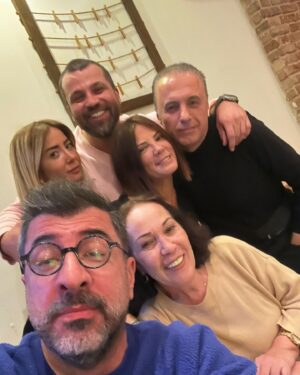 Hakan Bilgin Instagram - Bazen kan bağın olmasada kardeşim dersin , abiliğin hakkını verirsin…derdi ile dertlenir, üzülür , çözüm bulmaya çalışırsın , kızarsın , kalbin sıkışır , anlatamazsın , kavga edersin, istemezsin insanlar onu yanlış anlamasın diye konuşursun konuşursun konuşursun , yılmazsın….tam 6 sene olmuş , neler yaşadık neler, film olsa abartıyosun derler ,sonu güzel olsun kardeşim ,yolun açık olsun , iyilikle görüşelim …. @nyburak