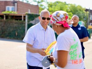 Hakeem Jeffries Instagram - Thankful to everyone who came out to this weekend’s outdoor office hours #CongressOnYourCorner event 🙏🏾🙌🏾🙏🏾