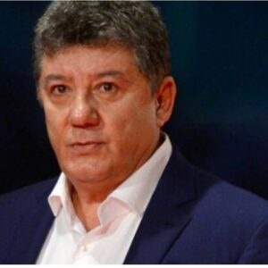 Hakkı Ergök Instagram - Tarık Ağabeyim. Ustam, üstadım...
35 yılı çoktan geçmiştir. Konservatuvarda öğrenciyim daha. TRT'de dublajdaydık. Tarık Ağabey de vardı. Benim eskimiş potinlerime bakıp, ağzında süs gibi gibi duran cümlelerinden biriyle;
-'Ulan kaç numara ayakkabı giyiyorsun sen?' dedi.' Ulan demesine alınmadım. Kimse alınmazdı ona zaten. Kalbinde kötülük yoktu ki...
-'42 Tarık Abi.' dedim.
-Güzel... Bende bi tane ayakkabı var ki inanamazsın. Rus generallerin özel günlerde giydiği ayakkabılardan. Dünyada birkaç tane olduğu söyleniyor. Bana dar geliyor, sana vereyim de giy.' dedi.
'Çok sevinirim abi.' dedim.
Ertesi gün getirdi. Dediği gibiydi gerçekten. Neredeyse hiç kullanılmamış ve pırıl pırıldı...
Hala özel günlerde o ayakkabıyı giyerim Tarık Ağabey. Ömrümün sonuna kadar da giyeceğim.