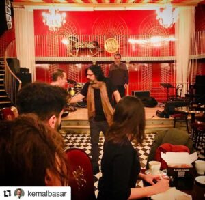 Hakkı Ergök Instagram - Cyrano de Bergerac provası... Yazan: @hakkiergok  Müzik: @nurkanrenda  Yöneten: @kemalbasar 
Oynayanlar:
@okanbayulgen
@edakandulu 
@erginilker 
@ercmntaydn 
#dadasalonkabarett #tiyatrokeyfi