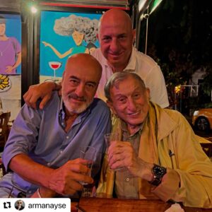 Haldun Dormen Instagram - #Repost @armanayse with @use.repost
・・・
Harika bi geceydiii⭐️⭐️ @midye7 ‘de Geleneksel Midye Aile Buluşmamızı gerçekleştirdik. Sevgili Burçin ve ailesinin lokantasında, her yaz olduğu gibi, çatalları bıçakları bırakıp, ellerimizle midye olayına daldık. @mkazimapa ‘yı da bol bol andık, Burçin’le Kazım Abi sayesinde tanıştık, iyi ki tanışmışız, her yaz sektirmeden gidiyoruzzzz, mide 7’yi çooook seviyoruzzzz. Ve tabii ki @haldundormen bütün lokantayla fotoğraf çektirdi, hatta bütün sokakla:))) Mutlu mesut evimize geldik. Ama o midyeler yok mu o midyeler….💕💕
@haldundormen @alyadormen @omerdormen @ahmetutlu #leylautlu @osmanyilmaaz #midye7