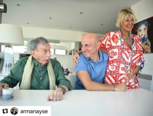 Haldun Dormen Instagram - #Repost @armanayse with @use.repost
・・・
O fular/ eşarp gömleğe göre hep boyunda.. ne şıklıktan vazgeçilir ne muziplikten 😂❤️ @haldundormen @omerdormen @osmanyilmaaz #güreceevhalleri
