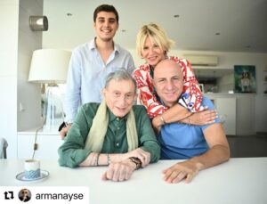 Haldun Dormen Instagram - #Repost @armanayse with @use.repost
・・・
O fular/ eşarp gömleğe göre hep boyunda.. ne şıklıktan vazgeçilir ne muziplikten 😂❤️ @haldundormen @omerdormen @osmanyilmaaz #güreceevhalleri