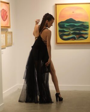 Hale Caneroğlu Instagram - 6.HAFTA KOSTÜMÜM 🖤🖤🖤🖤🖤. 

Referanslar

Kostüm: Vintage @banuguvendesignstudio sahne kostümüm @ceylankochautecouture  tarafından tekrar yaratıldı🙏🖤🙏🖤🙏🖤🙏🖤
Saç: @kuaforayten ekibinden @sunay861606
Makyaj: @makeupzeynepkarakas
Fotoğraf : @benfatihçetin 

#bodrummarinayachtclub #bodrummarina #halecaneroğlu