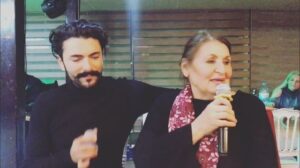 Halil Ibrahim Kurum Instagram - 25 şubat 2018 yazdım seni şuraya ;
Dün gece 17 yılda 2. Kez beni dinlemeye gelen Annem #zehrasabah “ sadece oğlu olmanın gururunu değil böyle bir sanatkarın parçası olmak Şeref’ini yaşattı hayat boyu bana... Allah herkesin Anasını bağışlasın yeteri kadar “